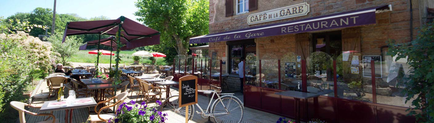Les terrasses ensoleillées du café / restaurant à Charnay